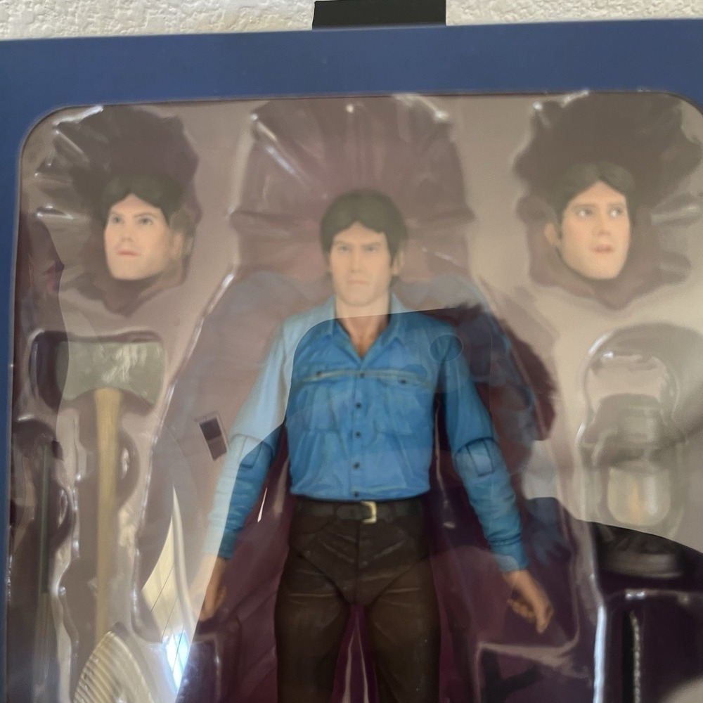 NECA The Evil Dead 40th Anniversary Ultimate Ash 7" Action Figure - Picture 4 of 9